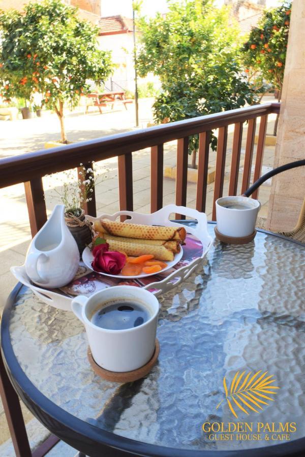 Pensiune Golden Palms & Cafe